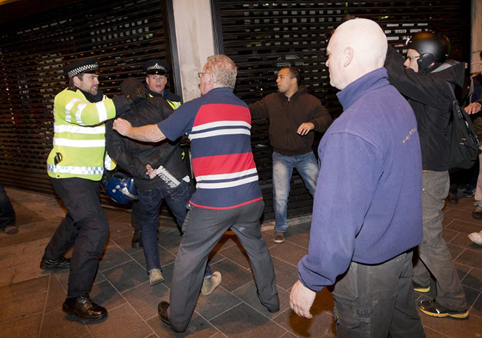 Police clash with people in Woolwich in London on May 22, 2013 after a man believed to be a serving British soldier was brutally murdered. (AFP Photo / Justin Tallis)