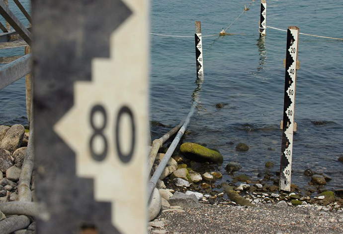 Water measurement scales are seen on August 24, 2008 at the Sea of Galilee in northern Israel, which has seen a big decrease of its water level. (AFP Photo / Yehuda Raizner)