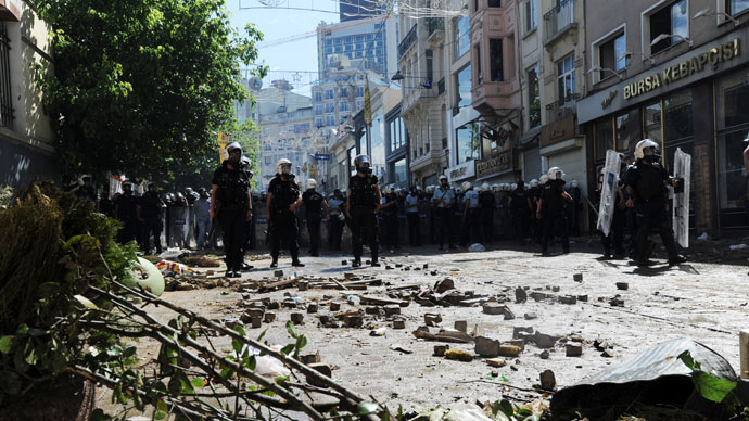 Turkish protestors and riot policemen clash on June 1, 2013.(AFP Photo / Bulent Kilic)
