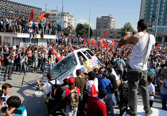 Protesters prepare to roll a police car over during an anti-government protest at Taksim Square in central Istanbul June 1, 2013 (Reuters / Murad Sezer)