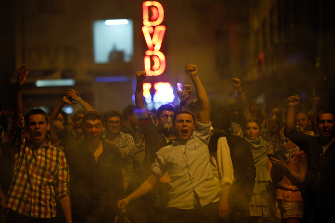 Anti-government protesters shout slogans as they clash with riot police in central Ankara early June 1, 2013 (Reuters / Umit Bektas)