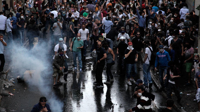 Protestors clash with Turkish riot policemen on May 31, 2013.(AFP Photo / Gurcan Ozturk)