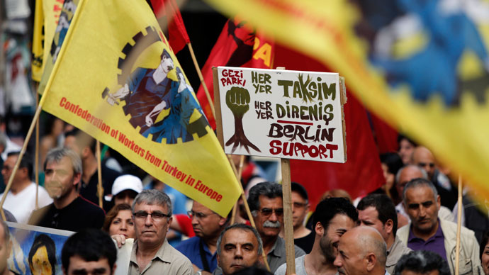 Protesters take part in a march in support of the demonstrators in Turkey in Berlin's Kreuzberg district June 9, 2013.(AFP Photo / David Gannon)