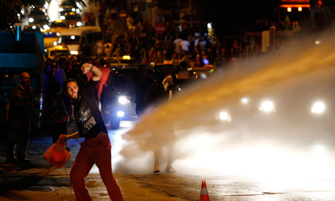 Anti-government protesters clash with riot police in central Ankara early June 1, 2013 (Reuters / Umit Bektas)