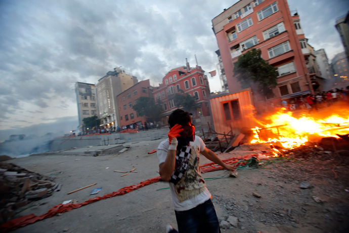 Demonstrators set fire to barricades as they clash with riot police during an anti-government protest at Taksim Square in central Istanbul May 31, 2013 (Reuters / Murad Sezer)