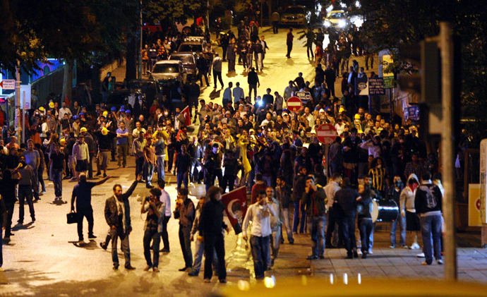 Anti-government protesters shout slogans during a demonstration in Ankara June 14, 2013 (AFP Photo / Adem Altan)