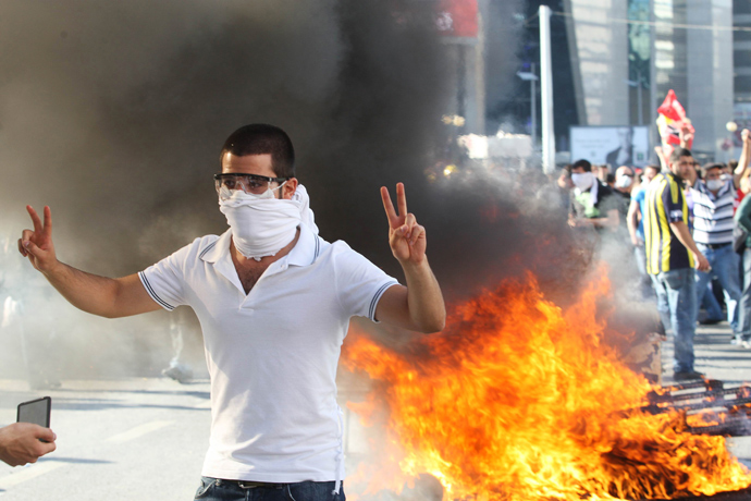 A protestor flashes a victory sign as he takes part in a demonstration in support of protests in Istanbul and against the Turkish Prime Minister and his ruling Justice and Development Party (AKP), in Ankara, on June 1, 2013 (AFP Photo / Adem Altan)