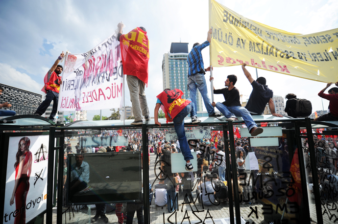 Protestors hold banners on Taksim square on June 2, 2013. (AFP Photo / Bulent Kilic)