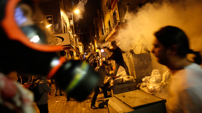 Anti-government protesters clash with riot police near the Prime Minister Tayyip Erdogan's office in Istanbul, June 2, 2013 (Reuters / Umit Bektas)