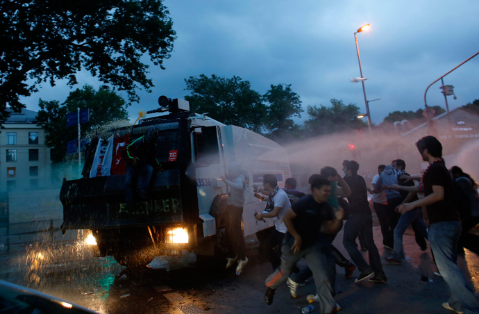 Protesters attack an armoured police vehicle during a protest against Turkey's Prime Minister Tayyip Erdogan and his ruling AK Party in central Istanbul June 2, 2013 (Reuters / Murad Sezer)