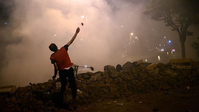Demonstrators clash with riot police between Taksim and Besiktas in Istanbul on June 4, 2013 (AFP Photo / Aris Messinis)