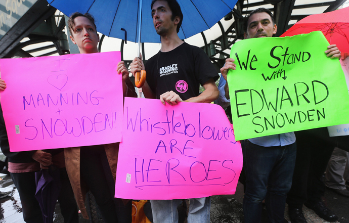 Supporters gather at a small rally in support of National Security Administration (NSA) whistleblower Edward Snowden in Manhattan's Union Square on June 10, 2013 in New York City (Mario Tama / Getty Images / AFP) 