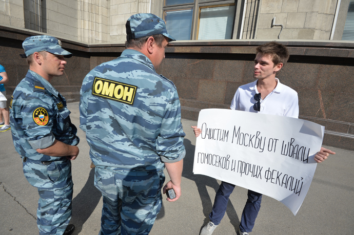 SWAT police talk to a single anti-LGBT picketer (RIA Novosti / Iliya Pitalev)
