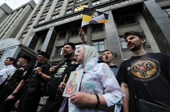 Anti-gay orthodox activist demonstrate outside the lower house of Russiaâs parliament, the State Duma, in Moscow, on June 11, 2013, to support a bill banning homosexual "propaganda" among minors (AFP Photo / Vasily Maximov) 
