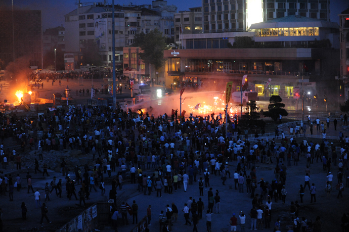 Protesters clash with Turkish riot police on Taksim square in Istanbul on June 11, 2013. (AFP Photo / Bulent Kilic)