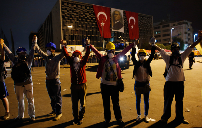 Demonstrators form a human chain in front of security forces at Taksim square in central Istanbul late June 12, 2013 (Reuters / Murad Sezer)