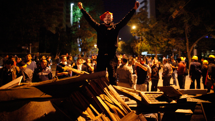 Barricades and chants in response to Turkish PM’s 24-hour deadline