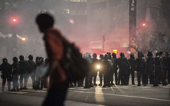 Riot policemen take their positions during a student protest against a recent rise in public bus and subway fare from 3 reais to 3.20 reais (1.50 USD) in Sao Paulo, Brazil, on June 11, 2013. (AFP Photo/Nelson Almeida)