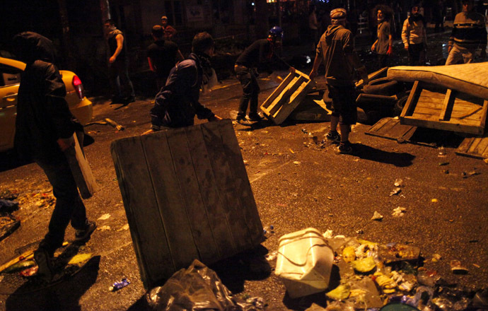 Anti-government protesters erect barricades before clashing with riot policemen during a demonstration along Kennedy street in central Ankara, June 15, 2013. (Reuters/Dado Ruvic)