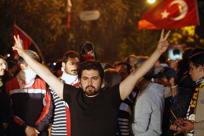 Turkish protesters rally on John F. Kennedy street near the US Embassy in Ankara early on June 16, 2013, calling for the governemt to resign. (AFP Photo)