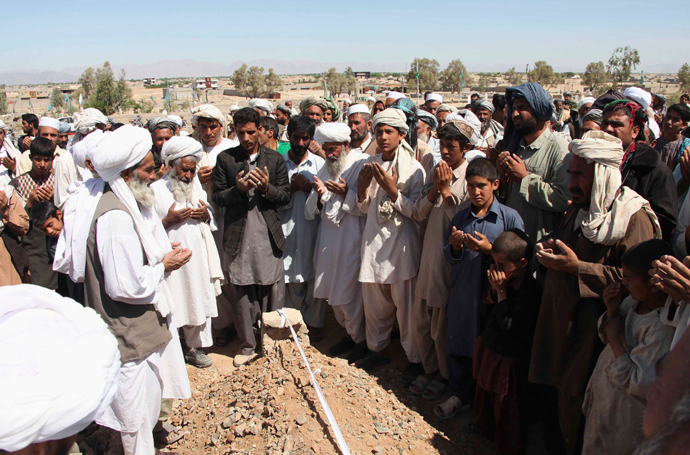 Afghan mourners pray at the grave of a victim of a Taliban suicide attack in Farah province, April 4, 2013 (Reuters / Stringer)