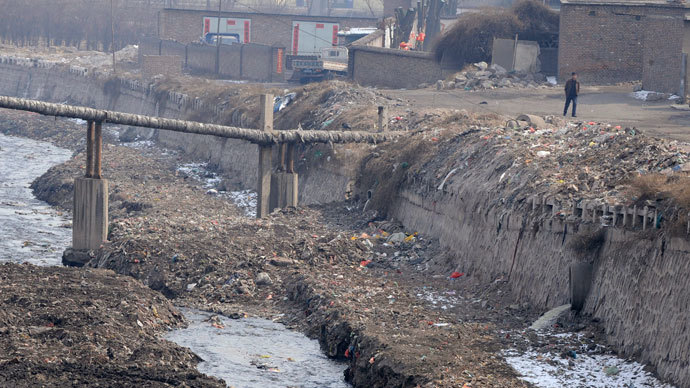 A resident walks on the banks of a polluted river filled with dumped garbage at a suburban area of Taiyuan, Shanxi province.(Reuters / Stringer)