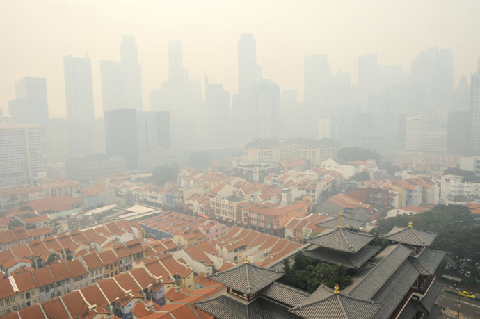 A general view shows part of the city shrouded by haze in Singapore on June 20, 2013. (AFP Photo)