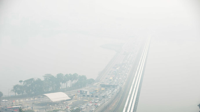 Singapore smoke hits life-threatening levels, authorities attempting to ‘seed’ clouds (PHOTOS)