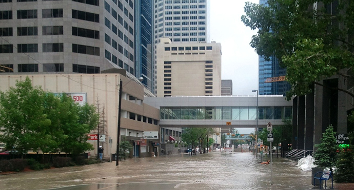 Rising water floods the Bow River in downtown Calgary on June 21, 2013 (AFP Photo / Adam Klamar)