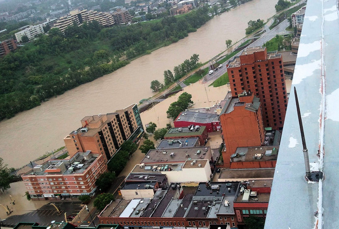 Rising water floods the Bow River in downtown Calgary on June 21, 2013 (AFP Photo / Adam Klamar)
