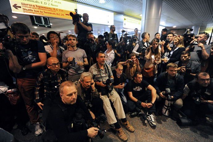 Russian journalists wait for the arrival of former US spy Edward Snowden at the Moscow Sheremetevo airport on June 23, 2013. (AFP Photo / Vasily Maximov)