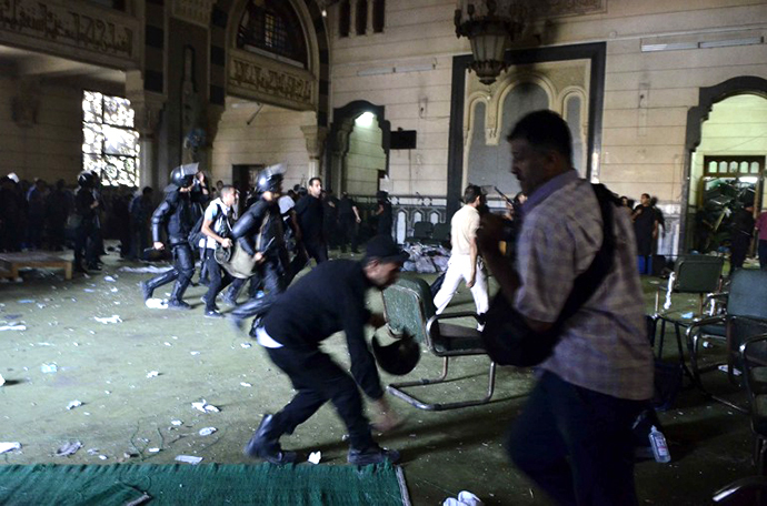 Egyptian riot policemen get in the community services hall of Cairo's Al-Fath mosque where Islamist supporters of ousted president Mohamed Morsi held up (AFP Photo / Mohamed El-Shahed)