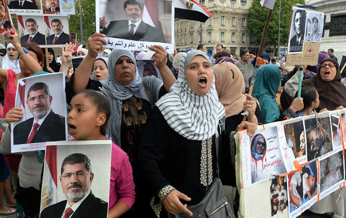 Demonstrators take part in a protest against Egyptian military's ouster of president Mohamed Morsi and the recent army-installed government, on August 18, 2013 in Paris. (AFP Photo / Pierre Andrieu)
