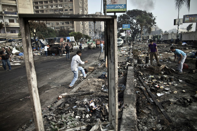 Egyptians search through the debris at Rabaa al-Adawiya square in Cairo on August 15, 2013, following a crackdown on the protest camps of supporters of the Egypt's ousted Islamist leader Mohamed Morsi the previous day. (AFP Photo)