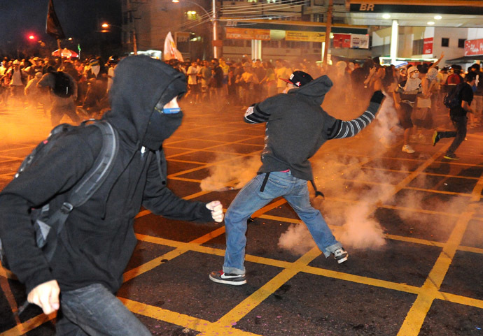 Riot squad officers clash with protestors on a street near Maracana stadium in Rio de Janeiro, Brazil on June 30, 2013, a few hours before the final of the FIFA Confederations Cup football tournament between Brazil and Spain. (AFP Photo)