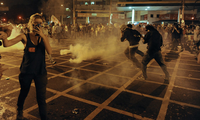 Protestors clash with riot squad officers on a street near Maracana stadium in Rio de Janeiro, Brazil on June 30, 2013, a few hours before the final of the FIFA Confederations Cup football tournament between Brazil and Spain. (AFP Photo)