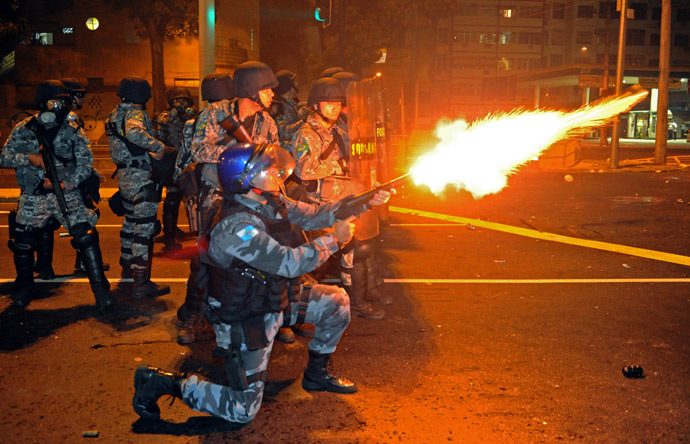 Riot squad officers clash with protestors on a street near Maracana stadium in Rio de Janeiro, Brazil on June 30, 2013, a few hours before the final of the FIFA Confederations Cup football tournament between Brazil and Spain. (AFP Photo)