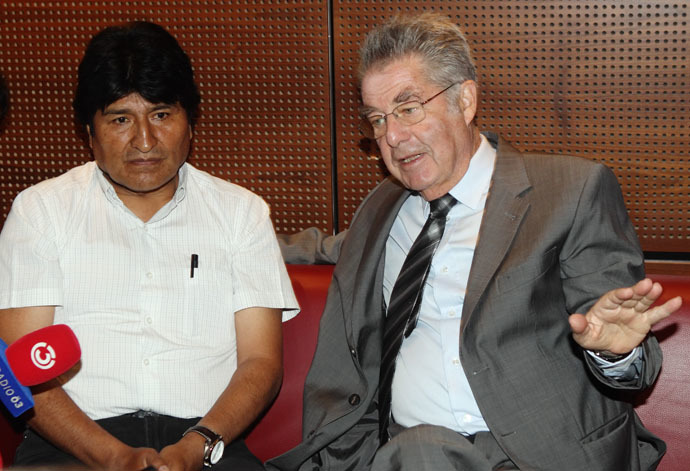 Bolivian President Evo Morales (L) and Austrian President Heinz Fischer address a news conference at the Vienna International Airport in Schwechat July 3, 2013. (Reuters/Heinz-Peter Bader)
