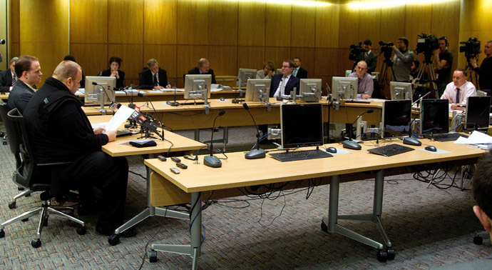 Megaupload founder Kim Dotcom (L) speaks as he comes face to face for the first time with New Zealand Prime Minister John Key (R) as lawmakers examine a controversial proposal allowing intelligence agencies to spy on local residents at Bowen House in Wellington on July 3, 2013. (AFP Photo)
