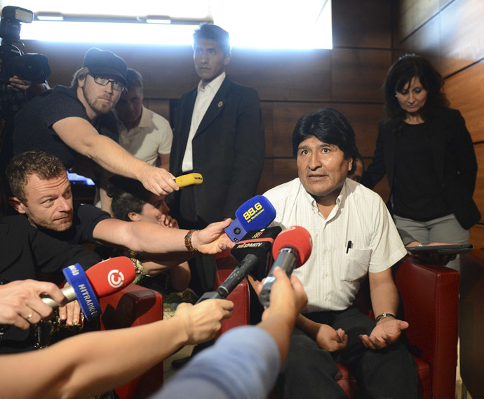 Bolivian President Evo Morales talks to journalists on July 3, 2013 at the airport of Schwechat, near Vienna. (AFP Photo/Helmut Fohringer)