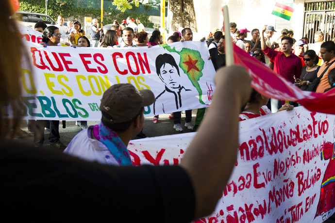 Supporters of Bolivia's President Evo Morales shout slogans in front of the Bolivian embassy in Caracas, July 3, 2013. (Reuters/Carlos Garcia Rawlins)