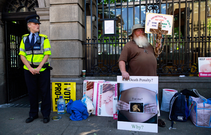 A Pro-Life campaigner demonstrates outside the Irish Parliament ahead of a vote to allow limited abortion in Ireland, Dublin July 10, 2013 (Reuters / Cathal McNaughton)