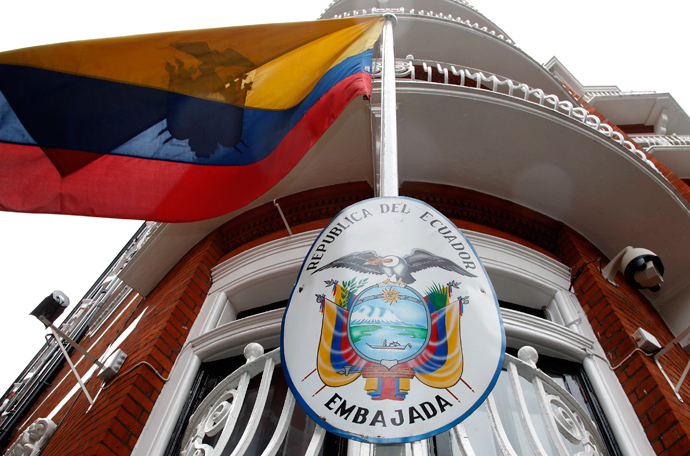The national flag flies outside Ecuador's embassy in central London (Reuters / Chris Helgren)