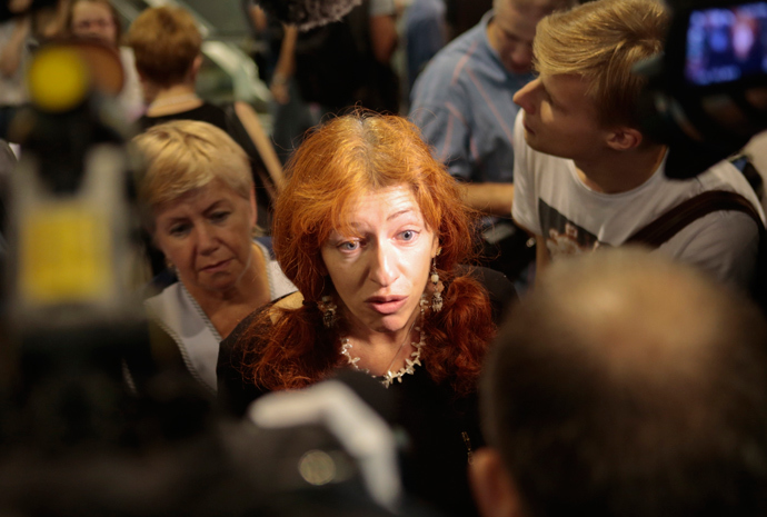 Human Rights Watch deputy director Tanya Lokshina (C) speaks to journalists after arriving at Sheremetyevo airport in Moscow July 12, 2013 (Reuters / Tatyana Makeyeva)