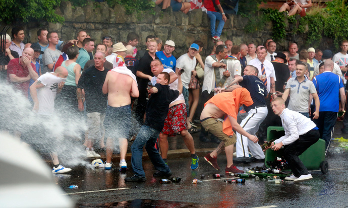 Loyalists clash with police in the Woodvale Road area of North Belfast, after an Orange Parade was blocked from marching past the Nationalist Ardoyne area in Belfast, July 12, 2013 (Reuters / Cathal McNaughton)