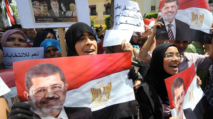 Tunisian women rally to show their support for the ousted Egyptian president (poster) along Habib Bourguiba Avenue on July 13, 2013, in Tunis (AFP Photo / Fethi Belaid)