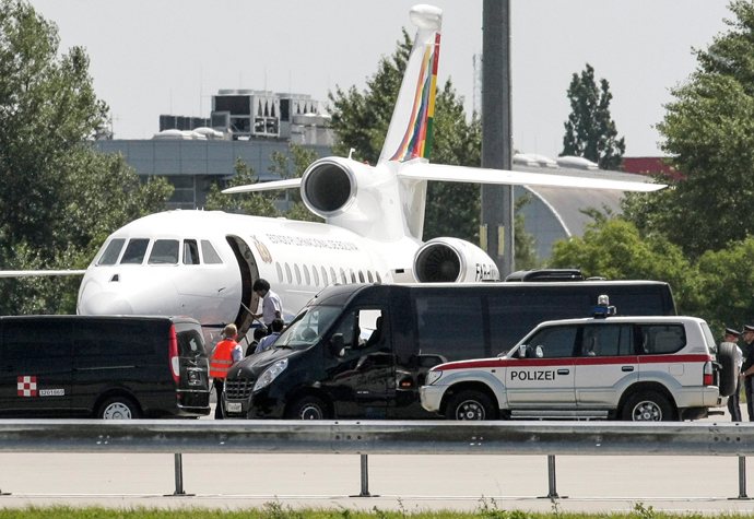 Bolivian President Evo Morales boards his plane prior leaving the Vienna International Airport on July 3, 2013 (AFP Photo / Patrick Domingo)
