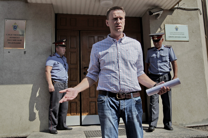 Blogger Aleksey Navalny, foreground, arrives to the Investigative Committee of the Russian Federation for questioning in the Kirovles case. Navalny faces charges of causing material damage without signs of embezzlement (RIA Novosti / Andrey Stenin)