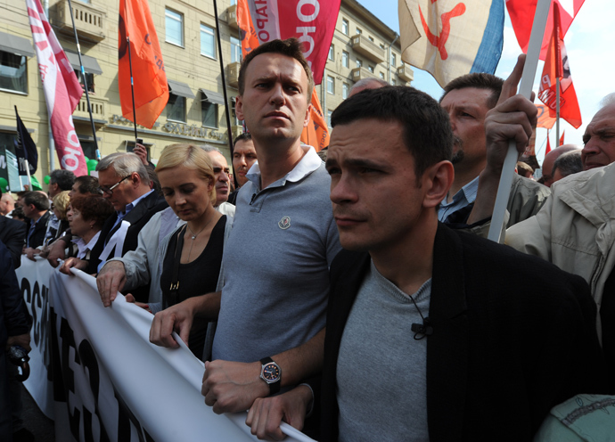Blogger Aleksey Navalny and member of the Federal Political Council Office of the "Solidarity" United Democratic Movement Ilya Yashin (left) during the March of millions from Bolshoi Yakimanka to Bolotnaya Square (RIA Novosti / Kirill Kallinikov)