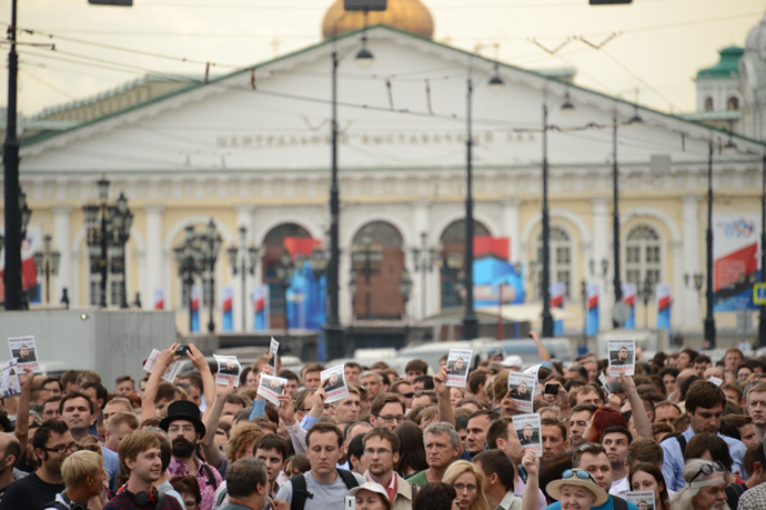 People crowd in central Moscow on July 18, 2013, protesting after anti-corruption blogger Aleksey Navalny was sentenced to five years behind bars (AFP Photo / Kirill Kudryavtsev)